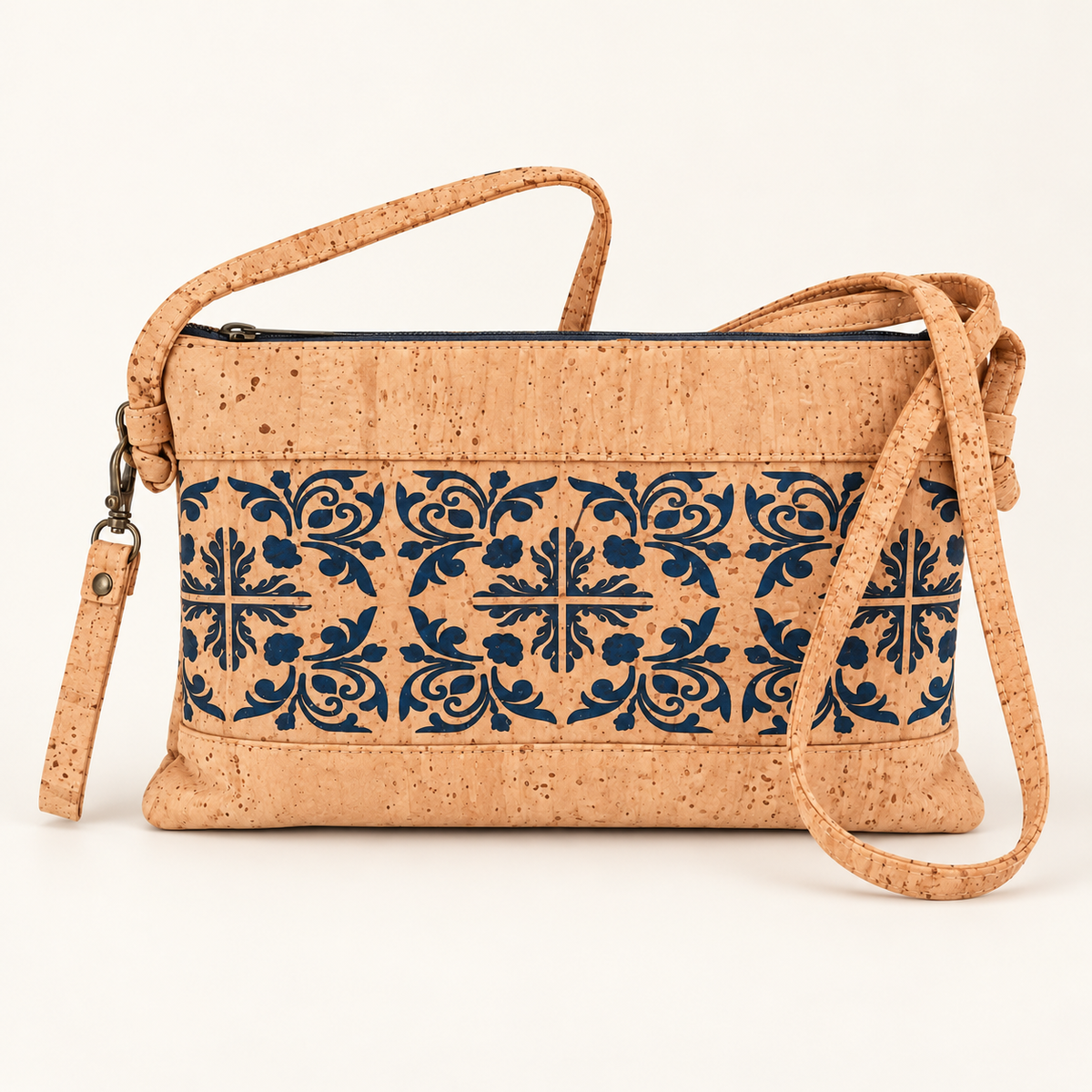 Korková kabelka – Modré ornamenty – úvodní produktová fotografie